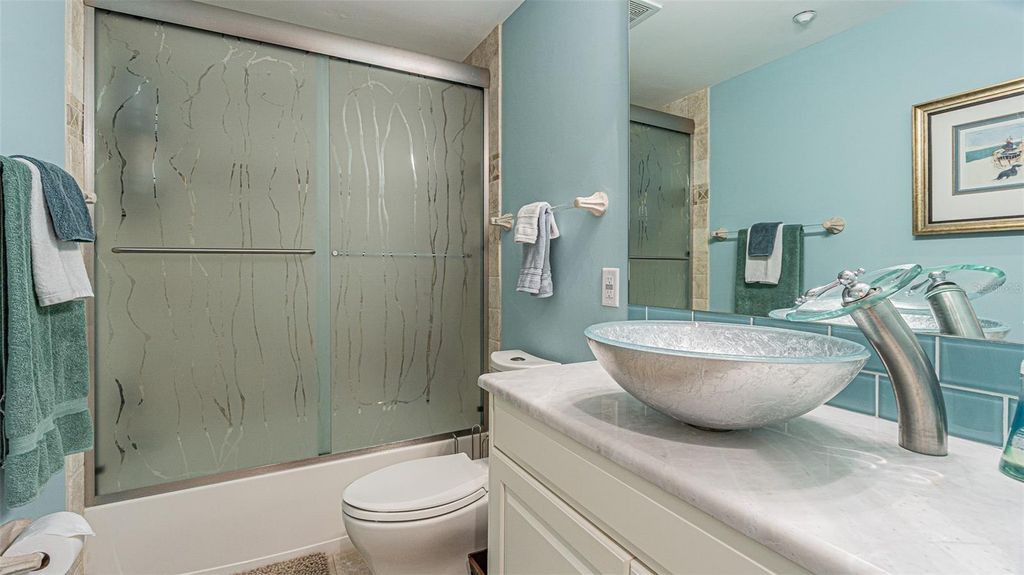 Image 21 of property listing at 1370 GULF BOULEVARD 703, Clearwater, FL 33767