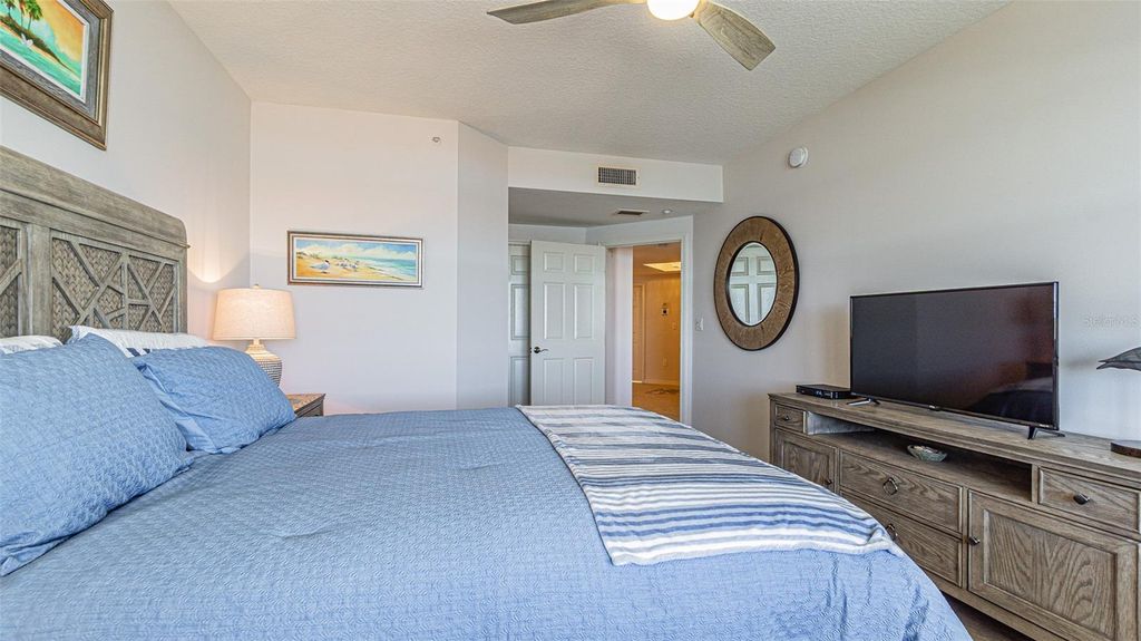 Image 22 of property listing at 1370 GULF BOULEVARD 703, Clearwater, FL 33767