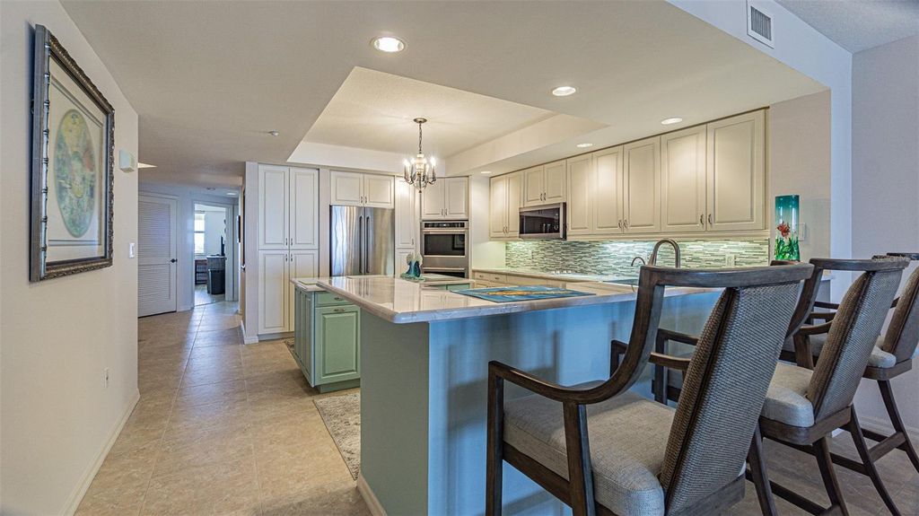 Image 8 of property listing at 1370 GULF BOULEVARD 703, Clearwater, FL 33767