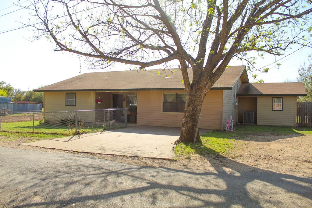 206 Maple Street, Gustine, TX 76455