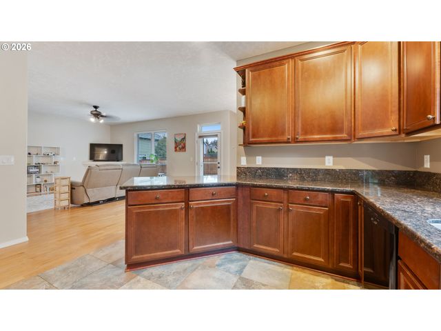 18283 DAVIS St, Sandy, OR 97055