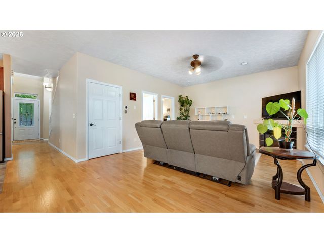 18283 DAVIS St, Sandy, OR 97055