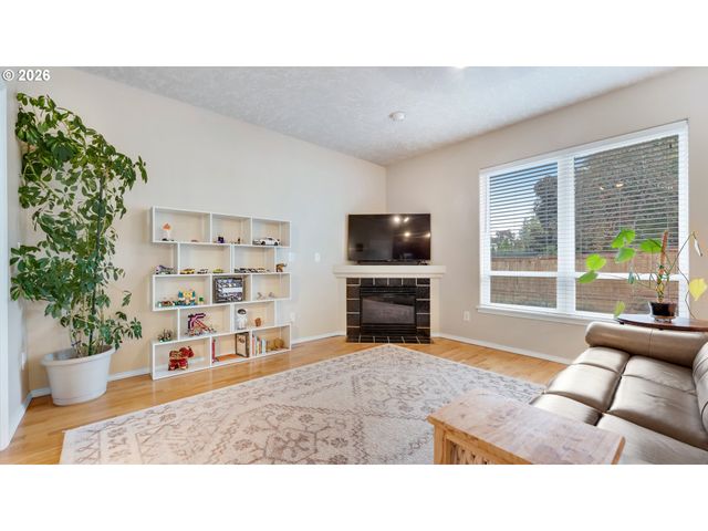 18283 DAVIS St, Sandy, OR 97055