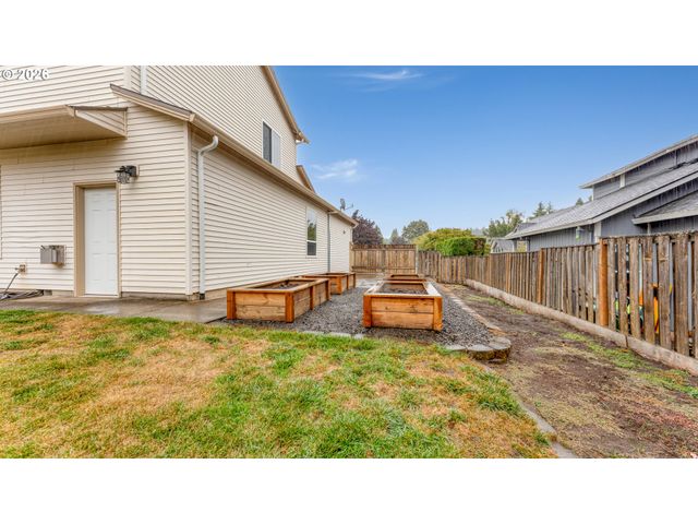 18283 DAVIS St, Sandy, OR 97055
