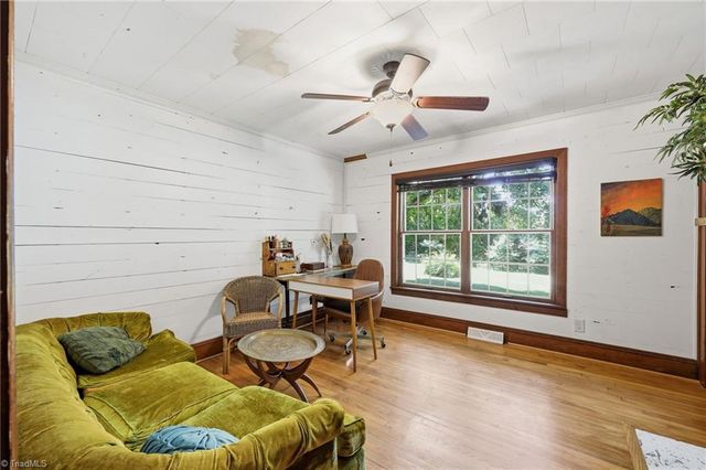 214 Hawthorne Lane, Burlington, NC 27215