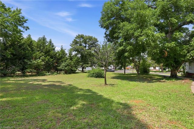 214 Hawthorne Lane, Burlington, NC 27215