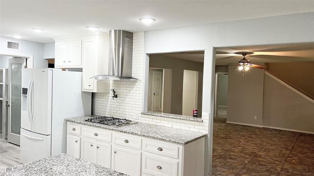 803 Glen Hollow Drive, Conroe, TX 77385