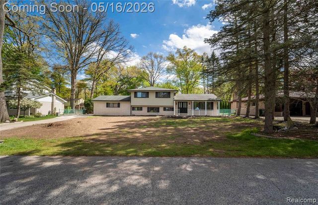 6742 Canterbury Court, Shelby Twp, MI 48316