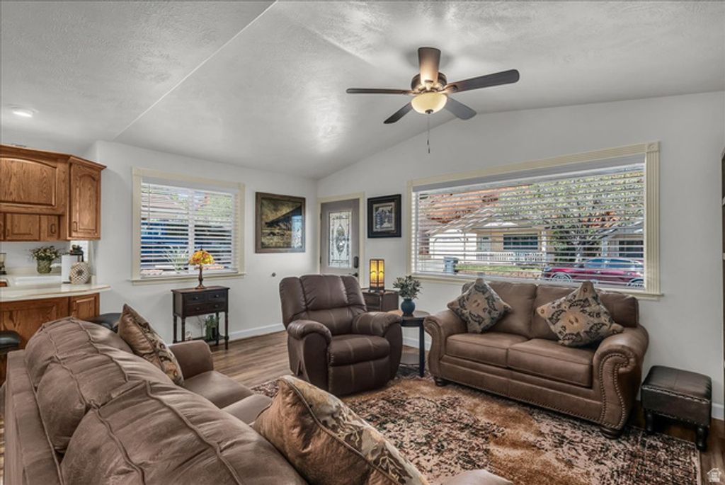 Image 3 of property listing at 1050 W RED HILLS PKWY #77, Washington, UT 84780