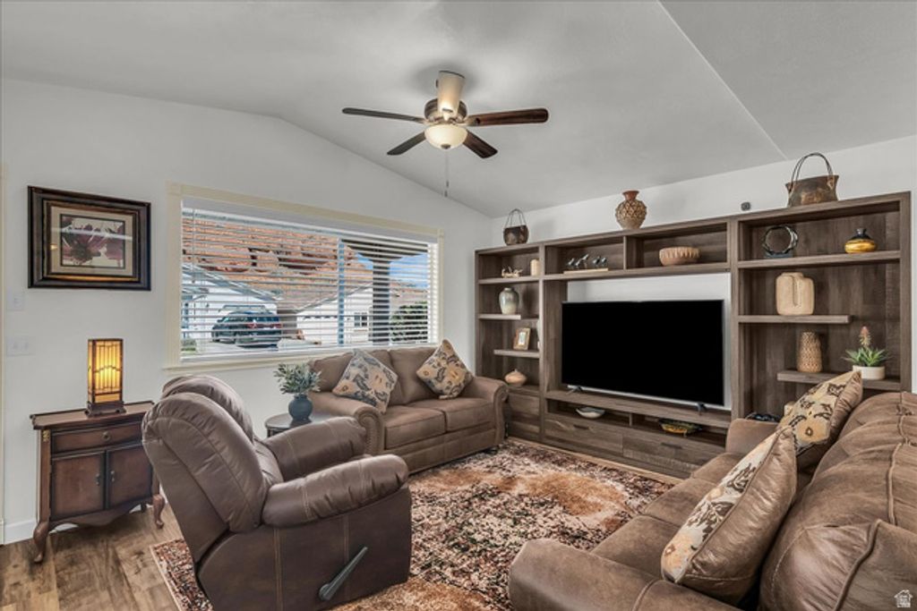 Image 4 of property listing at 1050 W RED HILLS PKWY #77, Washington, UT 84780