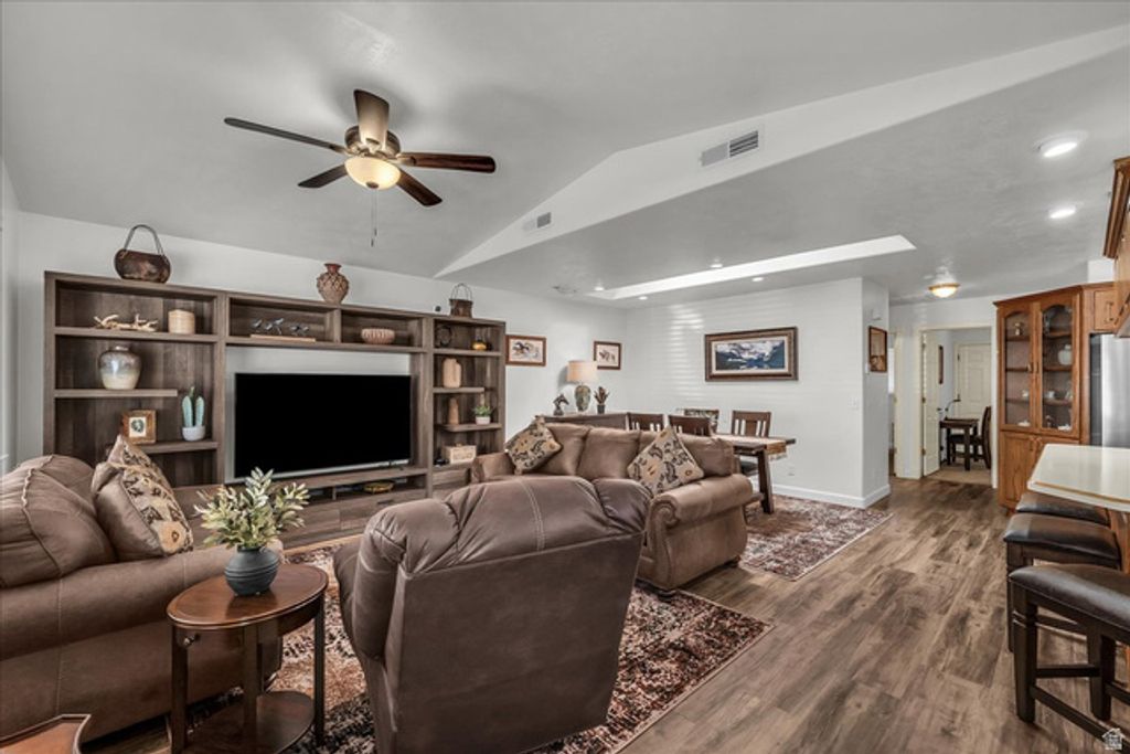 Image 5 of property listing at 1050 W RED HILLS PKWY #77, Washington, UT 84780