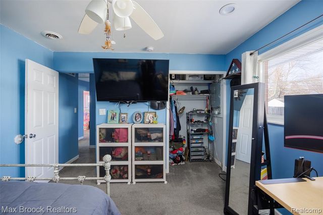 12740 Albany Street, Oak Park, MI 48237