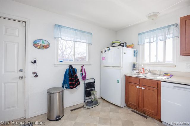 12740 Albany Street, Oak Park, MI 48237