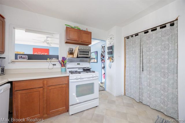 12740 Albany Street, Oak Park, MI 48237