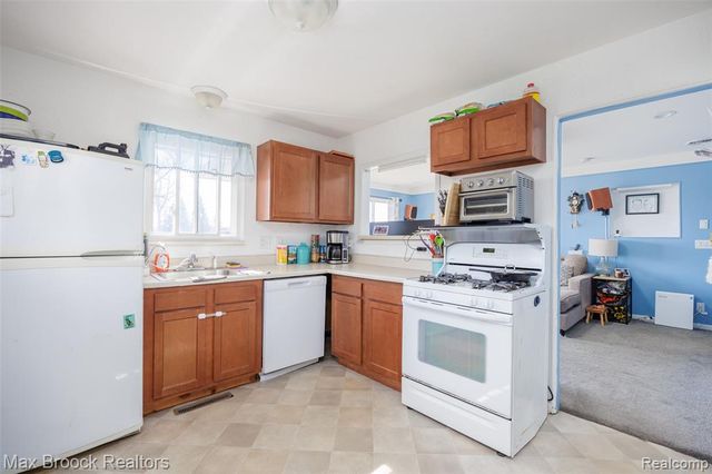 12740 Albany Street, Oak Park, MI 48237