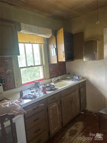 566 Ridge Road, Marion, NC 28752