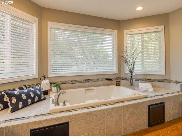 16843 Nw YORKTOWN Dr, Beaverton, OR 97006