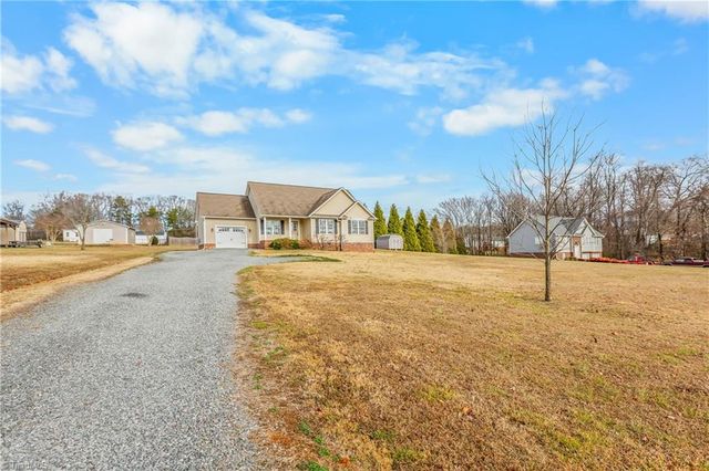 2829 Old US Highway 421 W, Yadkinville, NC 27055