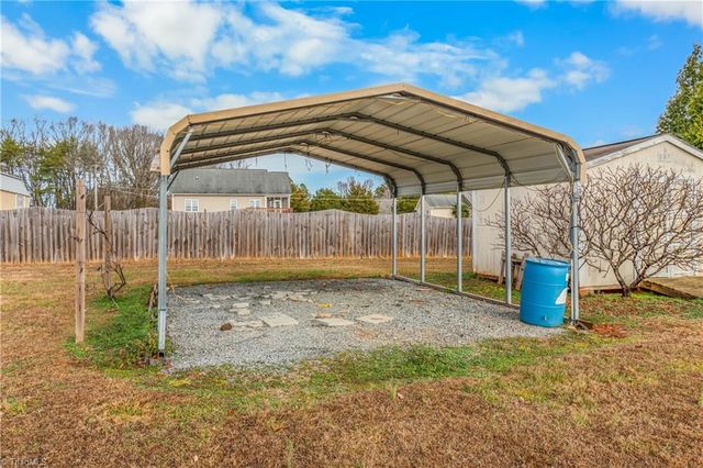 2829 Old US Highway 421 W, Yadkinville, NC 27055