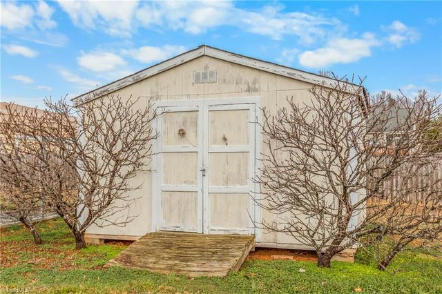 2829 Old US Highway 421 W, Yadkinville, NC 27055