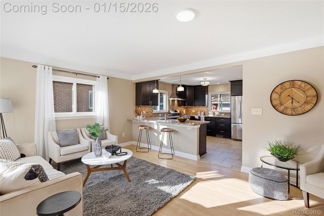 226 W La Salle Avenue, Royal Oak, MI 48073