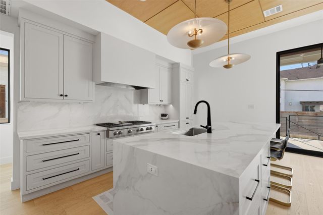 544 Cascade Street, Bellaire, TX 77401
