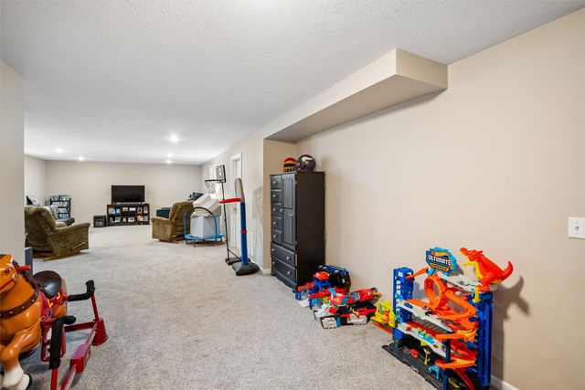 1505 W Henderson Place, Indianola, IA 50125