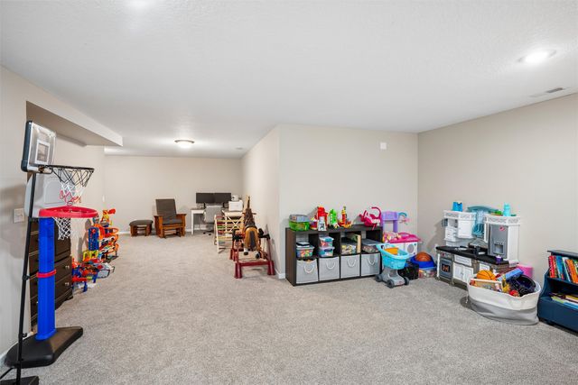 1505 W Henderson Place, Indianola, IA 50125