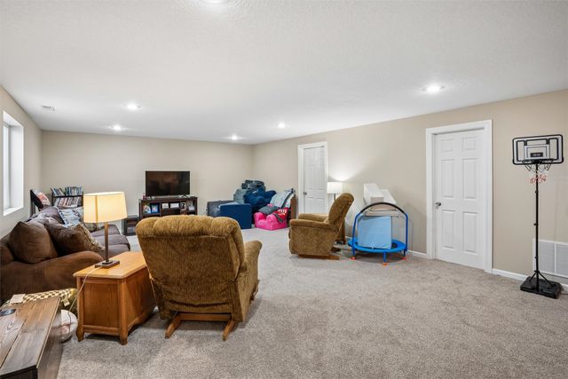 1505 W Henderson Place, Indianola, IA 50125