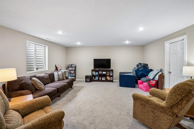 1505 W Henderson Place, Indianola, IA 50125