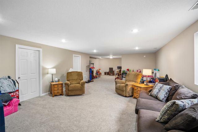 1505 W Henderson Place, Indianola, IA 50125