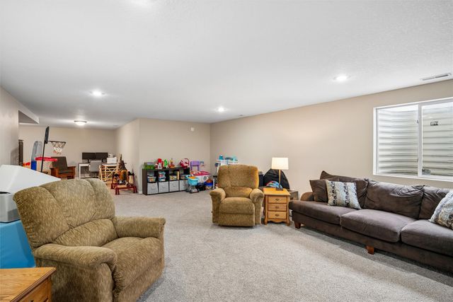1505 W Henderson Place, Indianola, IA 50125