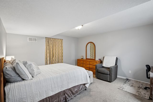 1505 W Henderson Place, Indianola, IA 50125