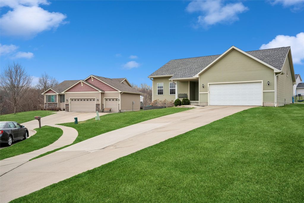 1505 W Henderson Place, Indianola, IA 50125