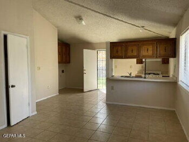 7214 Dale Road 4, El Paso, TX 79915