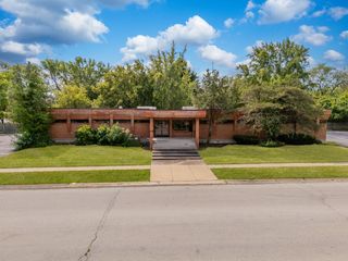 5601 Victoria Drive N, Oak Forest, IL 60452