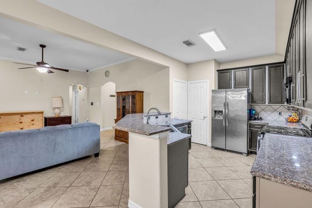 657 26th Avenue N, Texas City, TX 77590