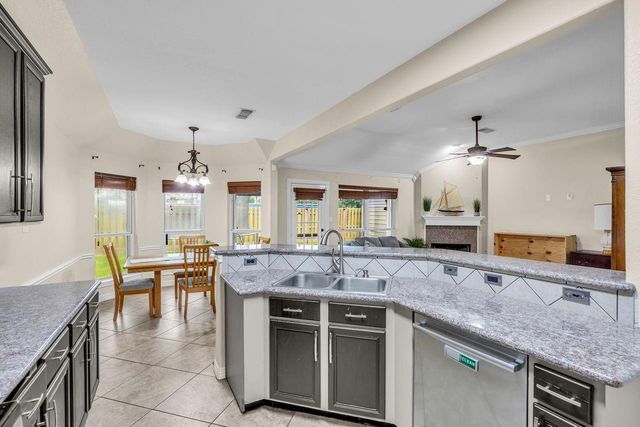 657 26th Avenue N, Texas City, TX 77590