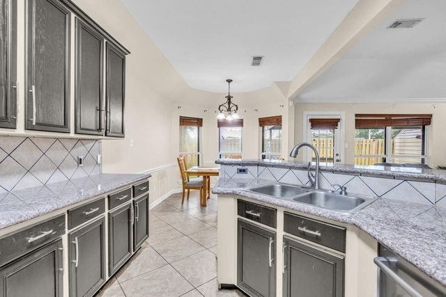 657 26th Avenue N, Texas City, TX 77590