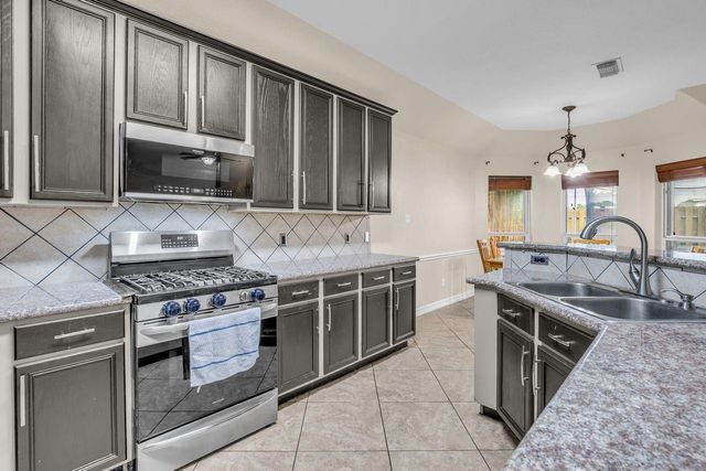 657 26th Avenue N, Texas City, TX 77590