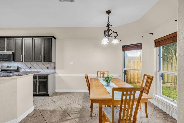 657 26th Avenue N, Texas City, TX 77590
