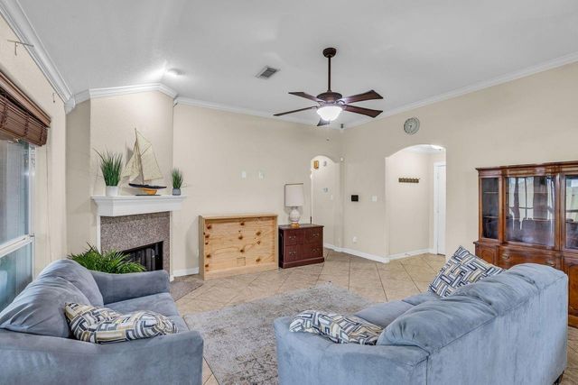 657 26th Avenue N, Texas City, TX 77590