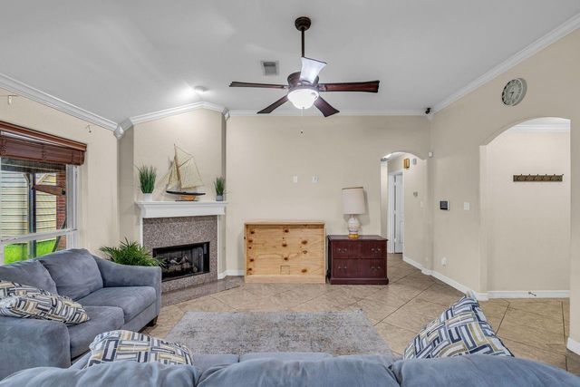 657 26th Avenue N, Texas City, TX 77590
