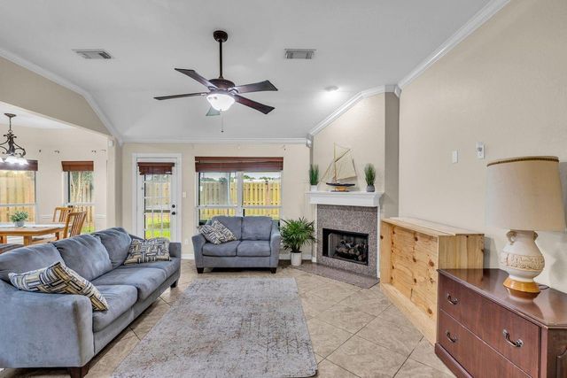 657 26th Avenue N, Texas City, TX 77590