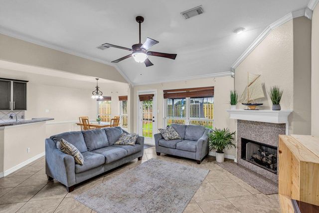 657 26th Avenue N, Texas City, TX 77590