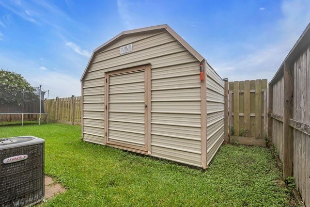 657 26th Avenue N, Texas City, TX 77590