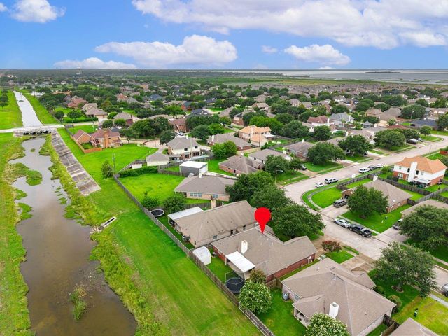 657 26th Avenue N, Texas City, TX 77590