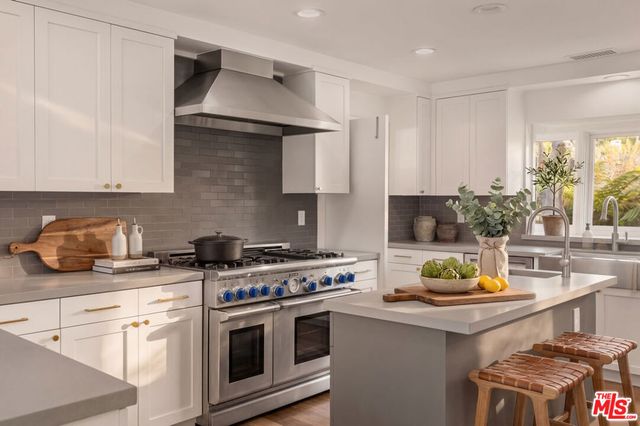 576 E Channel Road, Santa Monica, CA 90402