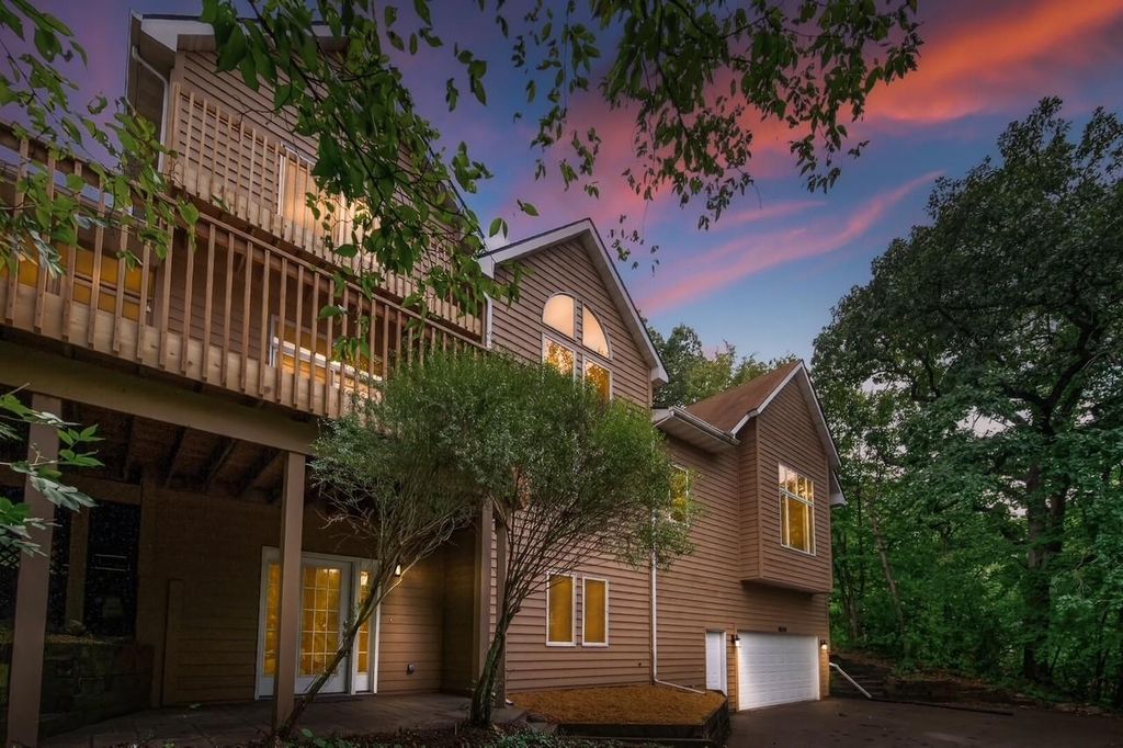 9848 Oak Shore Drive, Lakeville, MN 55044