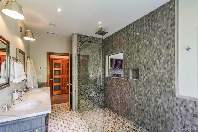 1366 Scuttle Hole Road, Water Mill, NY 11976